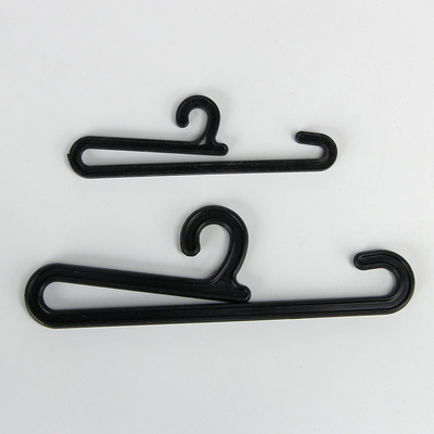 de 105*23mm In reliëf gemaakte Brede Toepassing van Logo Black Plastic Sock Hangers